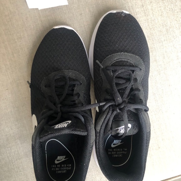 Black Nikes - Picture 5 of 6